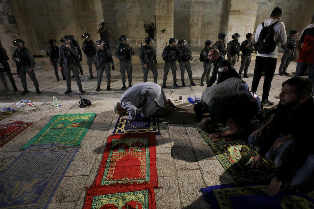 מתפללים מול השוטרים. אמש בהר הבית (צילום: רויטרס) עימותים בהר הבית