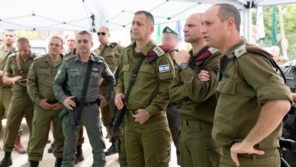כוכבי בזירת ניסיון הפיגוע במעבר סאלם, החודש (צילום: דובר צה"ל) הרמטכ"ל אביב כוכבי ביקר בזירת ניסיון הפיגוע במעבר סאלם