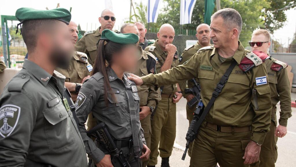 הרמטכ"ל עם לוחמת מג"ב שפיקדה על חיסול המחבלים (צילום: דובר צה"ל) הערכת מצב בחטיבה המרחבית ׳מנשה׳