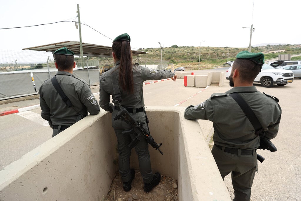 הכוח שסיכל את הפיגוע. "קרב בקור רוח מוחלט" (צילום: אלעד גרשגורן) לוחמי מג"ב משחזרים את סיכול ניסיון הפיגוע במעבר סאלם