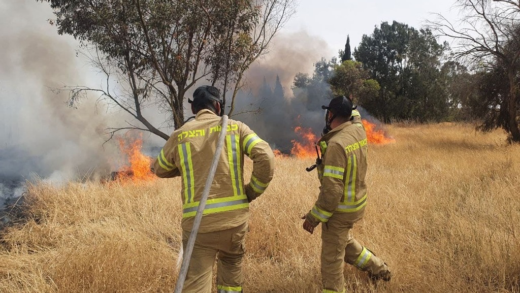 שריפות בעוטף עזה (צילום: בראל אפרים) שריפות בצומת גמה
