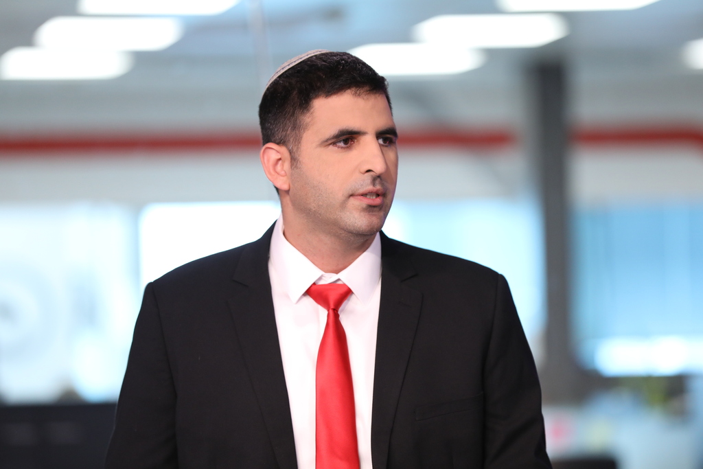 "אל תגידו 'לי זה לא יקרה'". ח"כ קרעי (צילום: הדר יואביאן) שלמה קרעי באולפן ynet