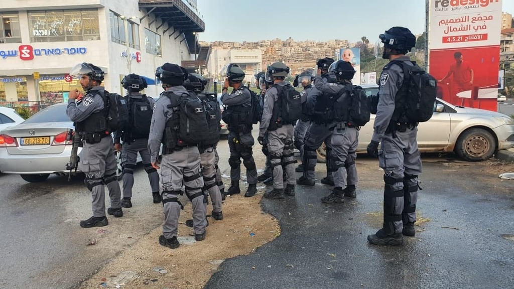 פיזור ההפגנה בצומת פחם (צילום: דוברות המשטרה) רכב נפגע מטיל קורנט ליד ניר עם