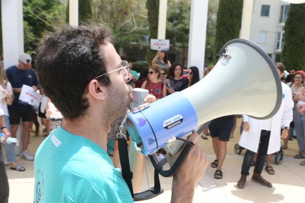 ההפגנה בכיכר הבימה (צילום: מוטי קמחי ) ההפגנה בכיכר הבימה