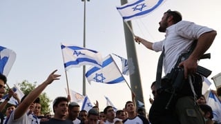 צעדת ריקוד הדגלים המסורתי: 'ריקודגלים'