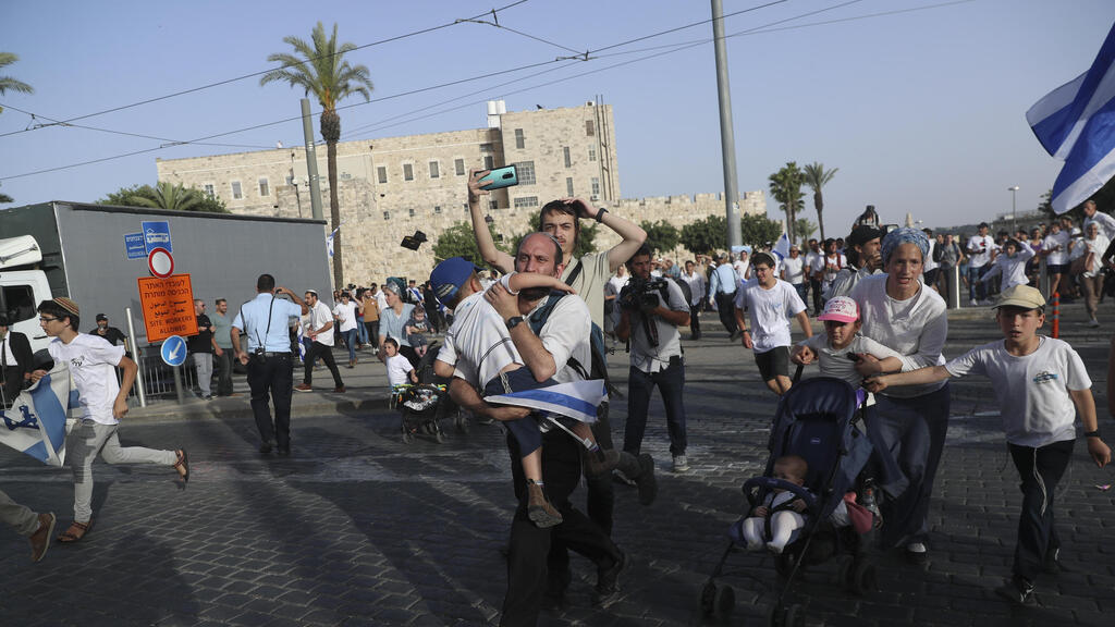 Israelis run for cover as sirens sound during a rocket barrage on Jerusalem, May 10, 2021 (Photo: AP) אזעקות באזור ירושלים