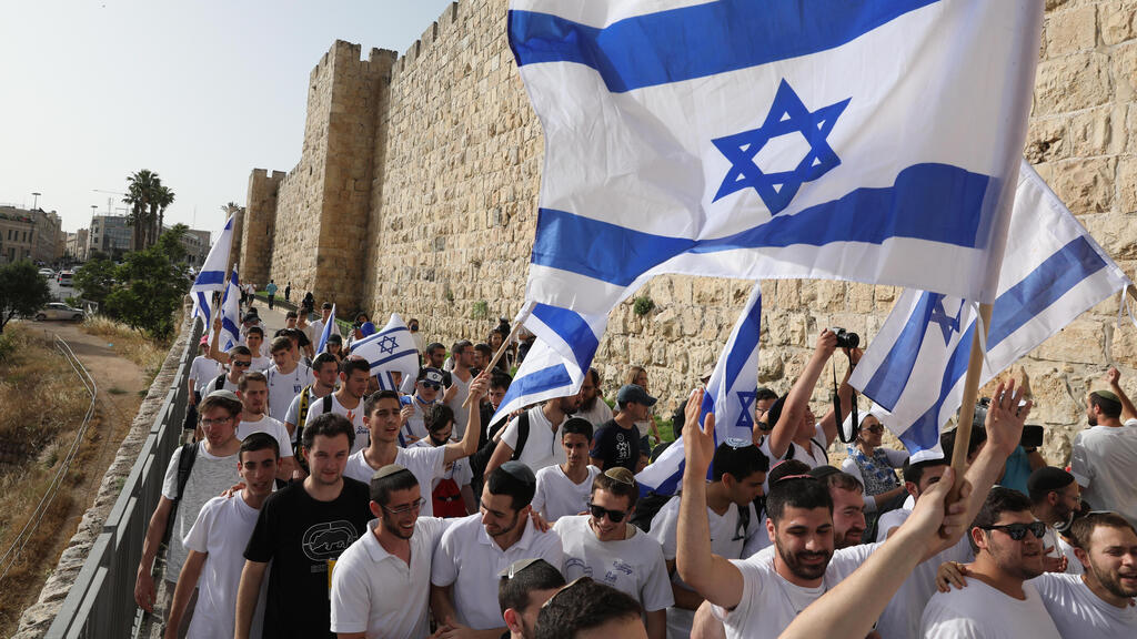 Young religious Israelis attending the 'Flag parade' in Jerusalem on May 10, which was cut short due to a barrage of rockets from Gaza (Photo: EPA) מצעד הדגלים בירושלים