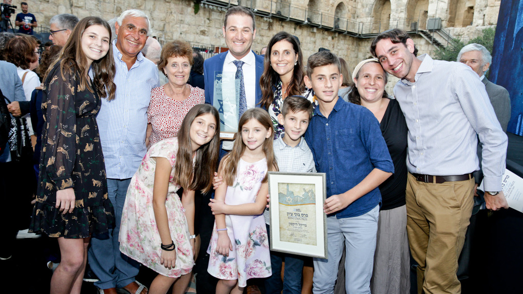 מייקל דיקסון ומשפחתו. 