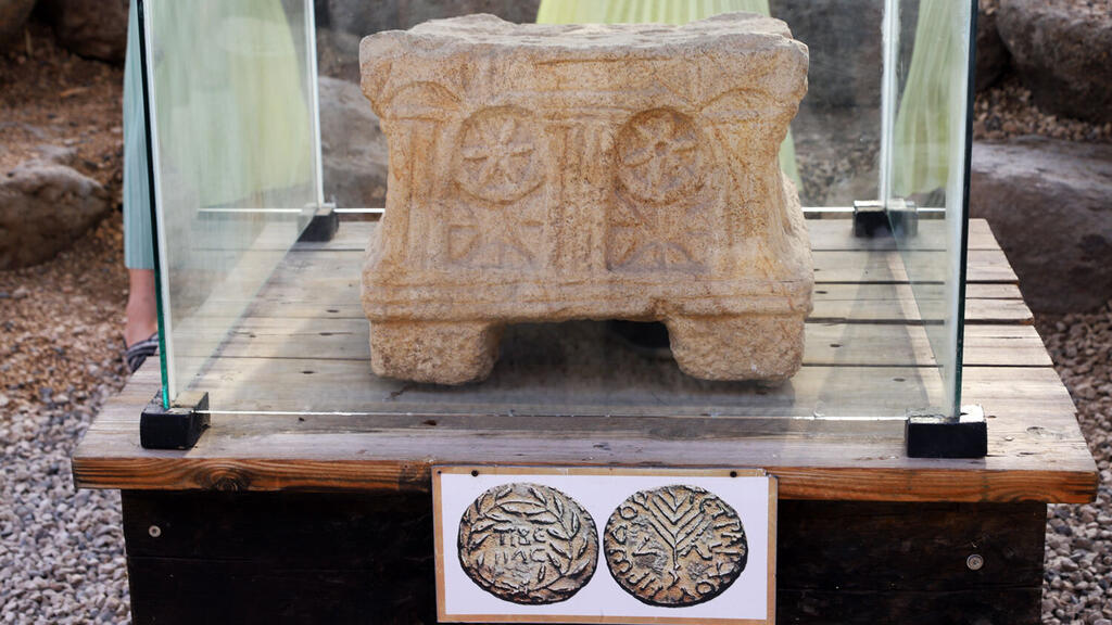 An antiquity piece found at the first synagogue excavated in Migdal (Photo: Garry Razinovsky) שרידי בית הכנסת העתיק בכפר הדייגים מגלדא