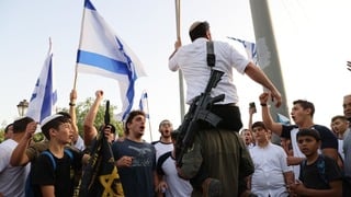 צעדת ריקוד הדגלים המסורתי: 'ריקודגלים'
