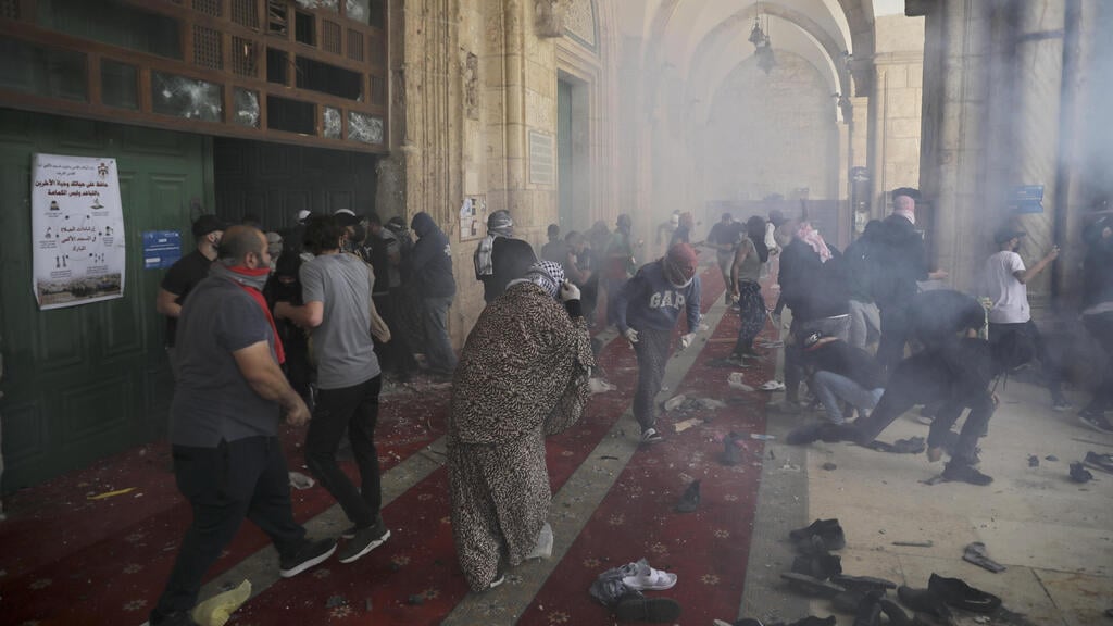 Palestinians clash with Israeli security forces at the al-Aqsa Mosque compound in Jerusalem's Old City, May 10, 2021 
