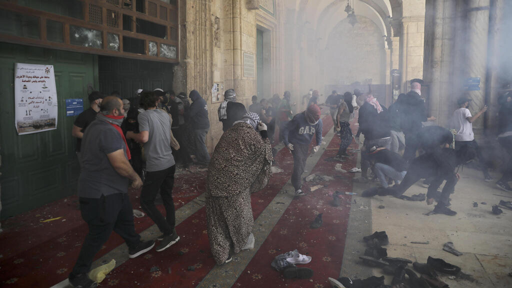 Palestinians clash with Israeli security forces at the al-Aqsa Mosque compound in Jerusalem's Old City, May 10, 2021 
