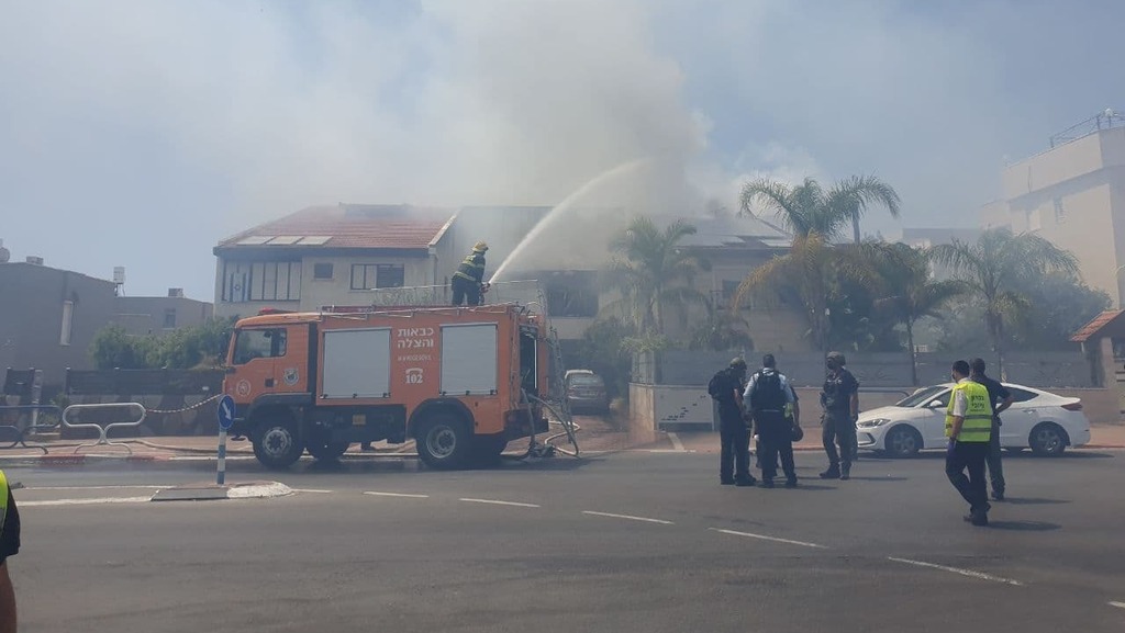 Firefighters battling a blaze following a direct hit in Ashdod (Photo: Nitzan Dror) הפגיעה הישירה בבית באשדוד