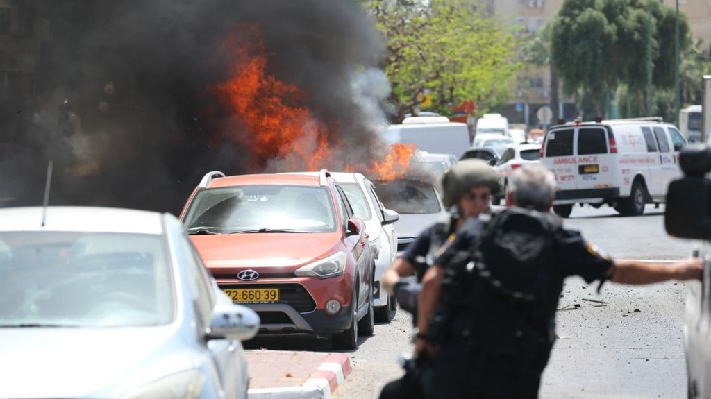 A direct rocket hit in Ashkelon (Photo: Moti Kimchi) פגיעת רקטות במכוניות באשקלון