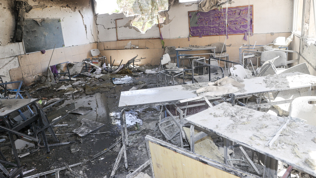 A school in Ashkelon suffers a direct hit from a rocket fired from Gaza on Tuesday (Photo: Yariv Katz) פגיעת רקטה בבית ספר באשקלון