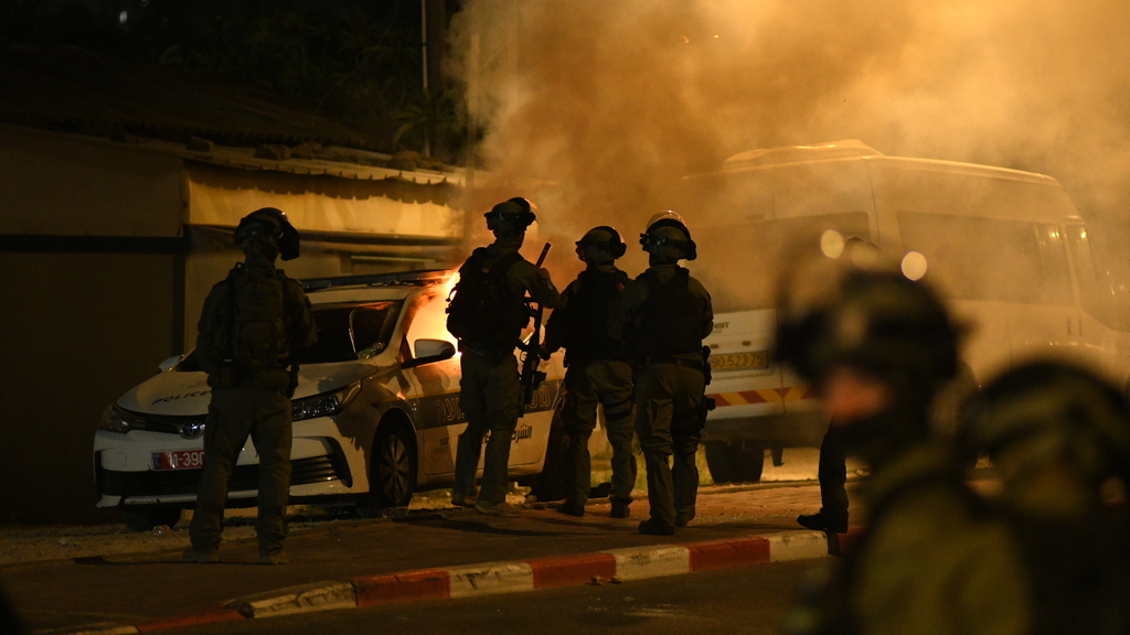 Rioting in Lod in May during clashes between Jews and Arabs (Photo: Yuval Chen) מהומות בלוד