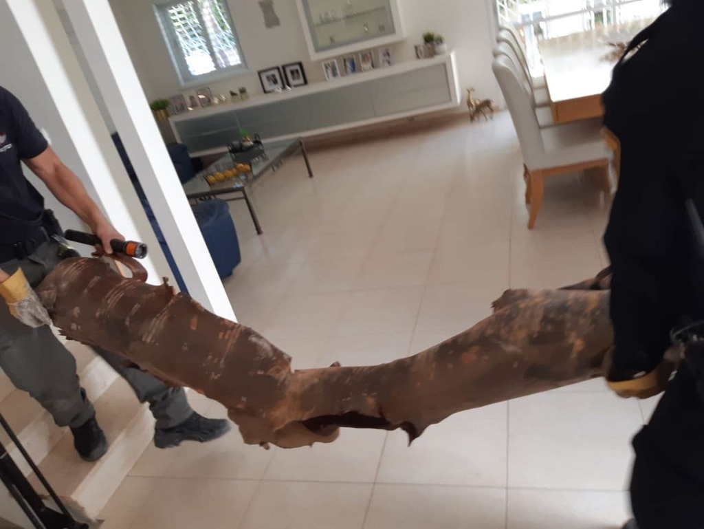שרידי רקטה שפגעה בבית בגבעת שמואל פגיעה ישירה בבית בגבעת שמואל