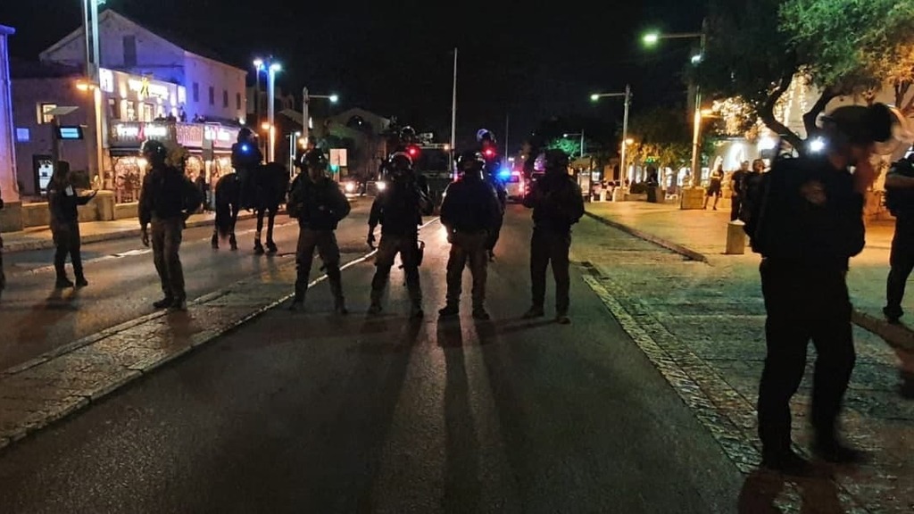 שוטרים פרוסים בחיפה