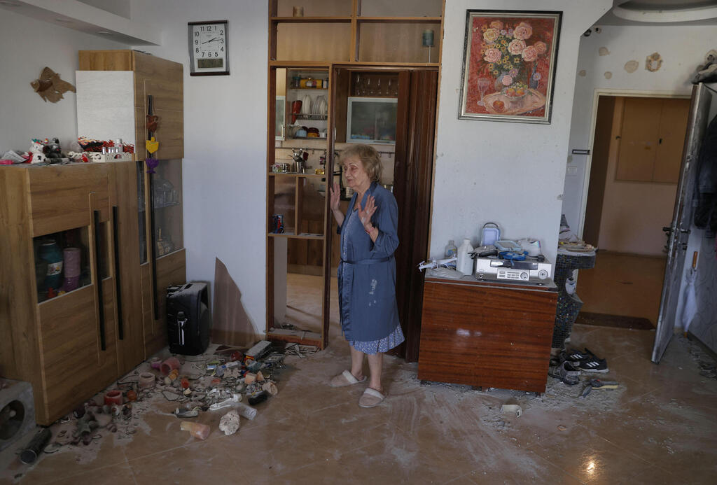 הרס שנגרם בעקבות פגיעה ישירה בבית באשקלון
