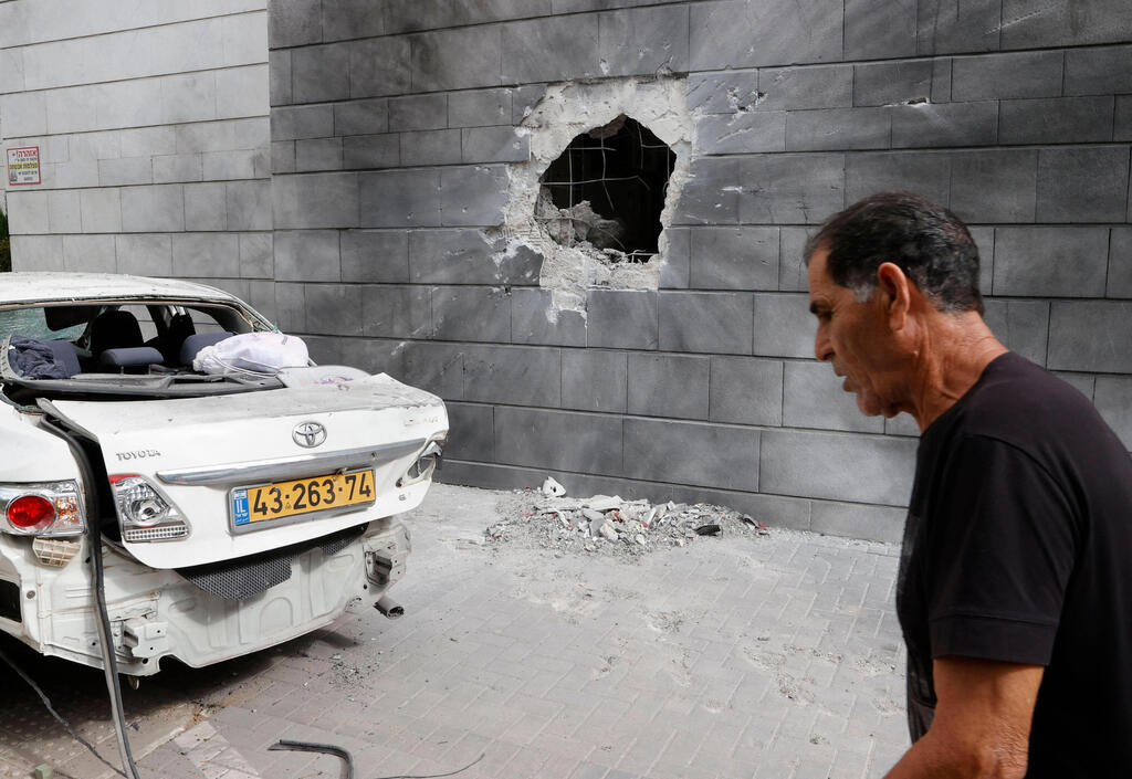 The aftermath of a rocket strike on Ashkelon on Friday morning (Photo: Reuters) נזקי פגיעת הרקטה באשקלון