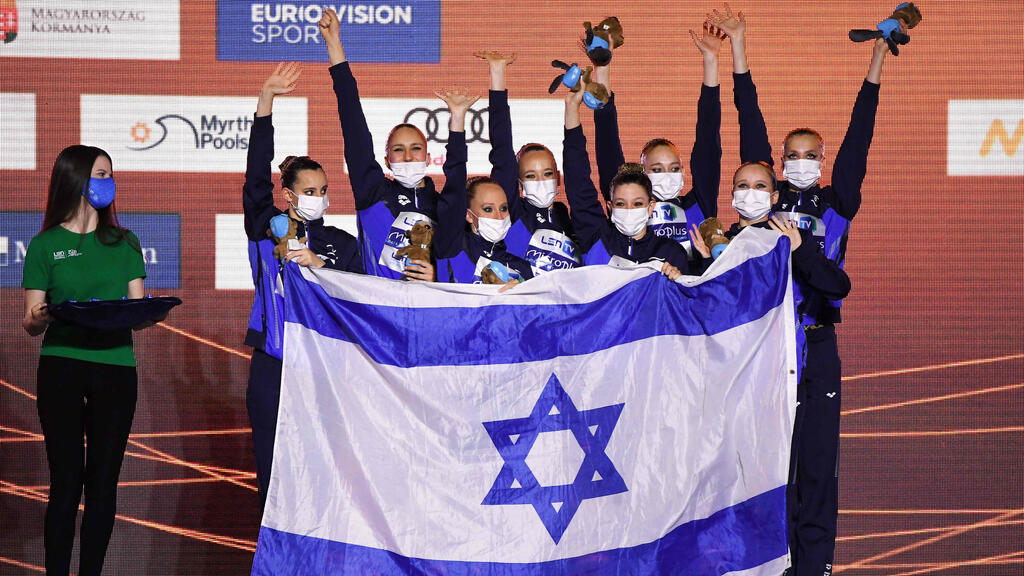 חוגגות עם הדגל על הפודיום (צילום: AFP) נבחרת ישראל שחייה אמנותית