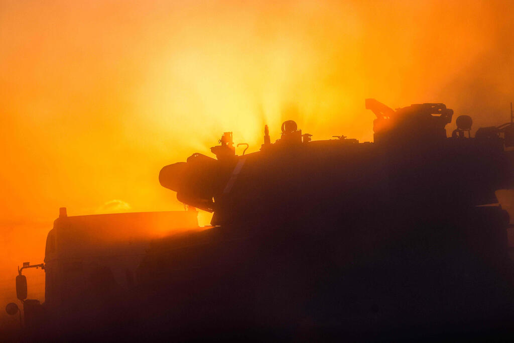 IDF troops on the Gaza border in the early hours of Friday (Photo: AFP) צה"ל פורס כוחות בגבול עזה