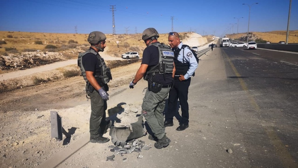 Security forces at teh scene of a rocket strike in the southern city of Be'er Sheva on Friday (Photo: Haim Horenstein) נפילה של רקטה סמוך לבאר שבע