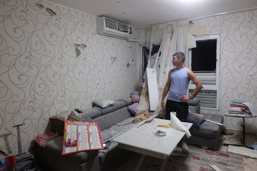 רקטה פגעה בבניין באשקלון, גבר נפצע קשה מרסיסים