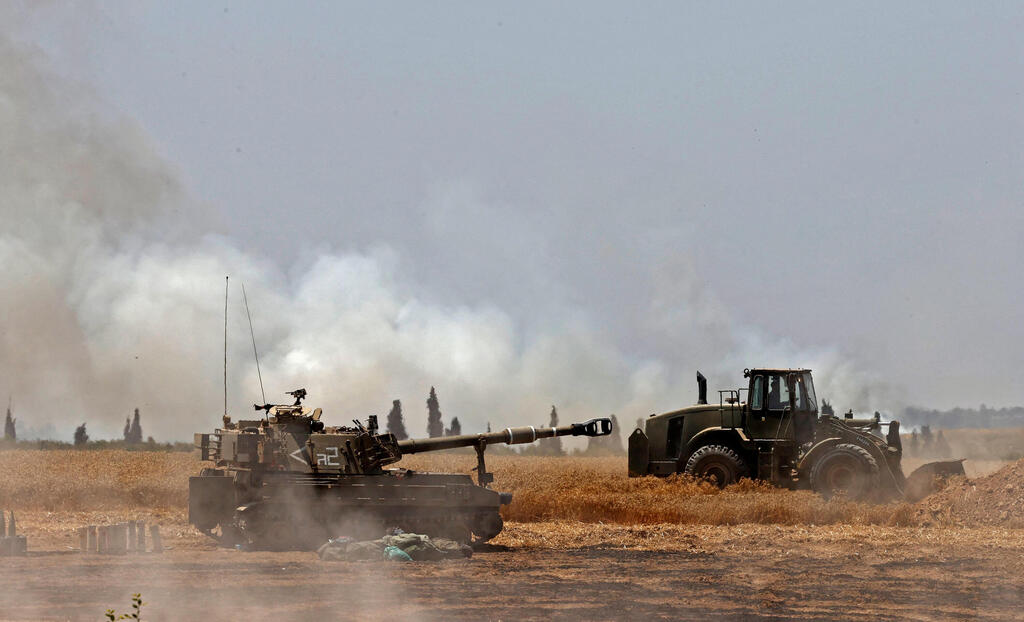 IDF artillery troops on the Gaza border on Friday (Photo: AFP) לוחמים של יחידת הארטילריה של צה"ל מתאספים סמוך לגבול רצועת עזה