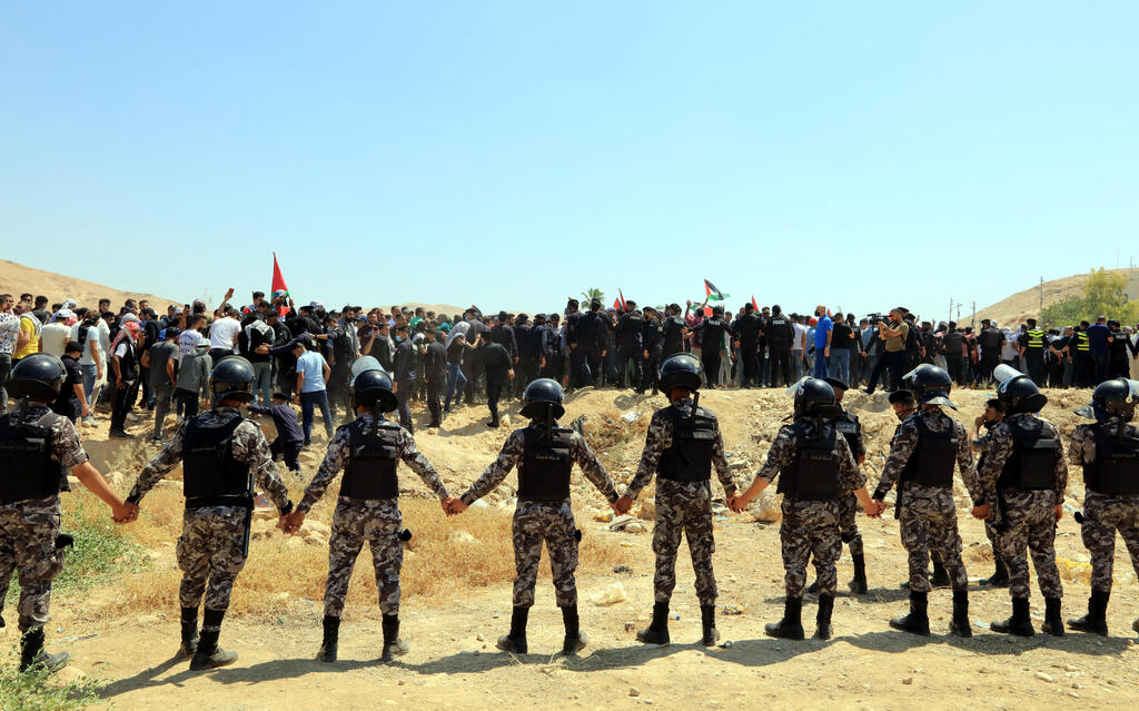 כראמה ירדן שוטרים ירדנים מול מפגינים פרו פלסטינים 