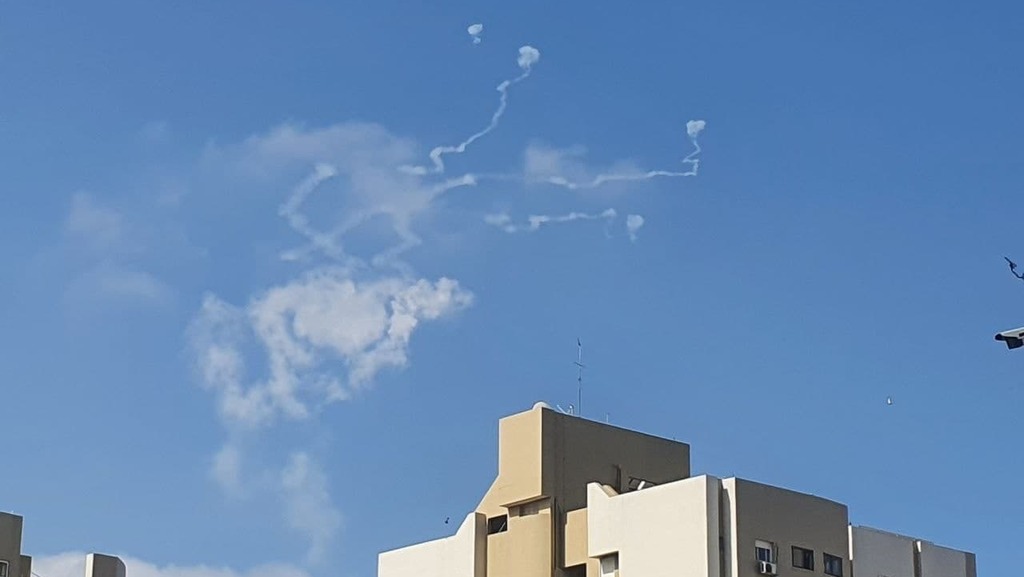 Iron Dome intercepts a rocket fired from Gaza in the skies over Ashkelon on Friday (Photo: Barel Efraim ) יירוטים מעל אזור התעשייה אשקלון