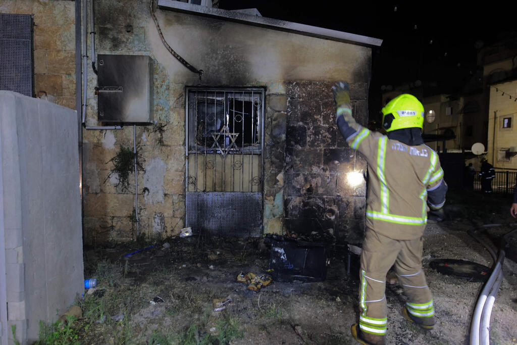 בית כנסת שהוצת בלוד (צילום: AFP) בית כנסת שרוף בלוד