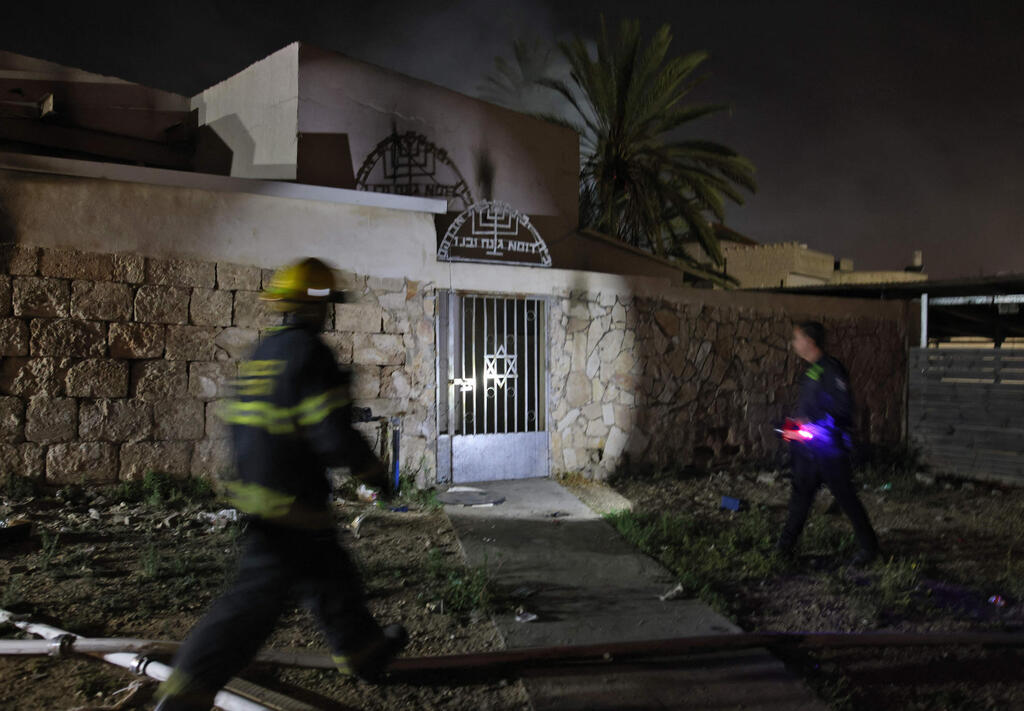 בית כנסת שרוף בלוד במהלך המהומות במבצע "שומר החומות" (צילום: AFP) בית כנסת שרוף בלוד
