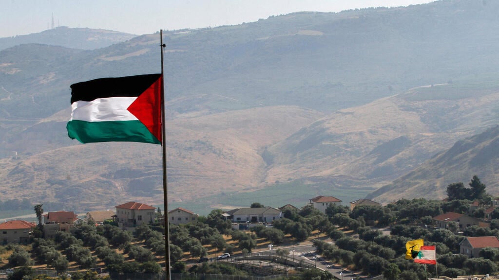 Palestinian flag (Photo: AFP) דגל הרשות הפלסטינית בדרום לבנון מול מטולה