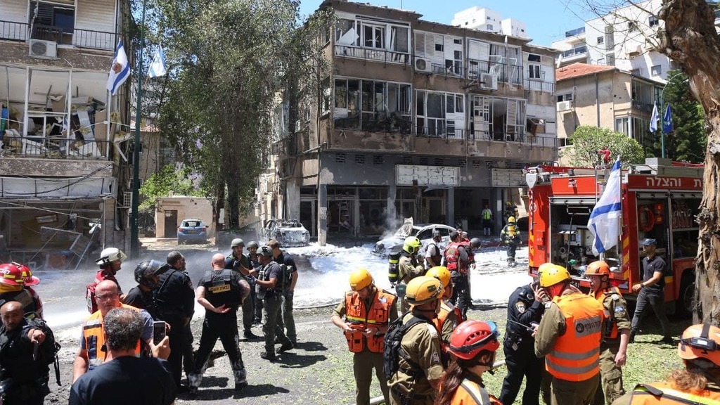 Damage from a rocket attack which landed on a busy street in Ramat Gan on Saturday killing one man (Photo: Shaul Golan) הרס ונזק מפגיעה ישירה ברמת גן