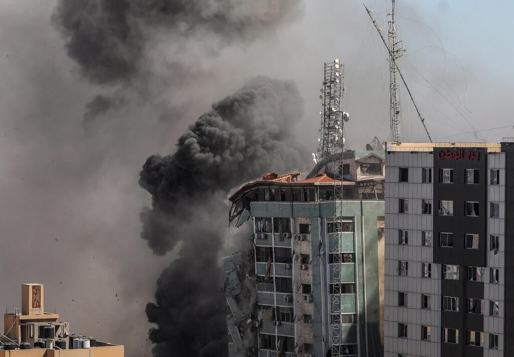 מתוך תיעוד הפלת המגדל (צילום: EPA) מתוך תיעוד הפלת המגדל