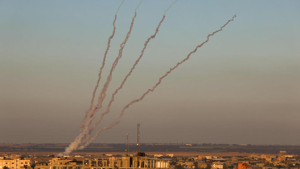 שיגורים לעבר ישראל (צילום: AFP) שיגורים לעבר ישראל