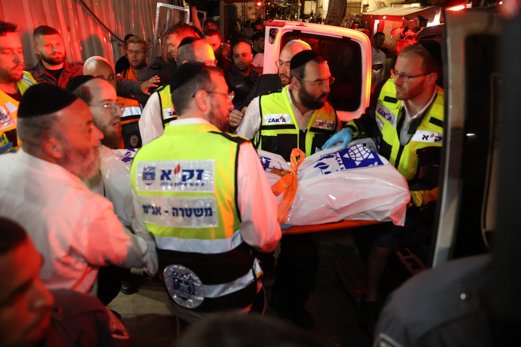 פינוי הפצועים (צילום: אלכס קולומויסקי) טריבונה קרסה בגבעת זאב בירושלים