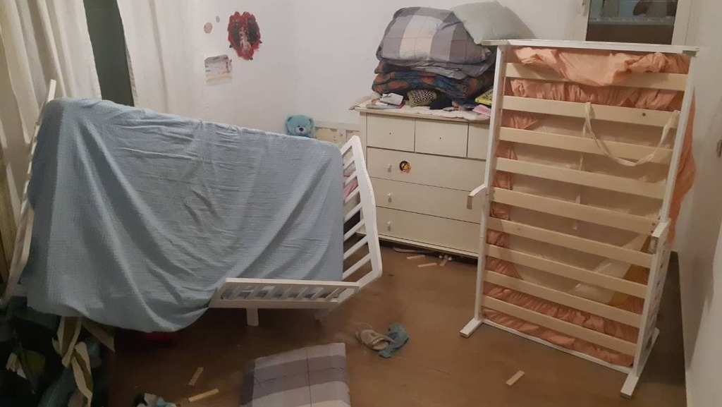 A Jewish home in Lod ransacked on Saturday night תושבי לוד מפיצים תמונות מבתי היהודים שנפרצו וניזוקו במהלך לילות הפרעות