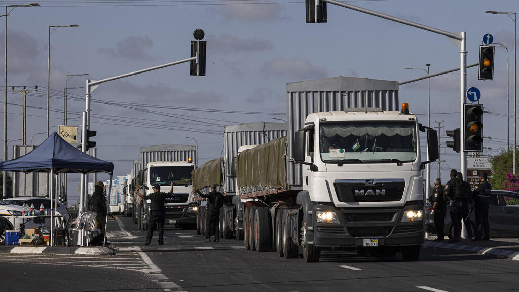 משאיות עמוסות בסיוע הומניטרי עושות את דרכן לעזה