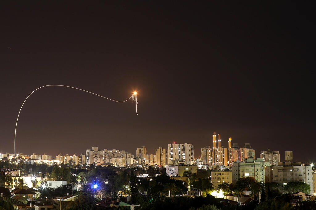 הירי מעזה נמשך. כיפת ברזל מיירטת רקטות בשמי אשקלון (צילום: רויטרס) יירוטי רקטות בשמי אשקלון