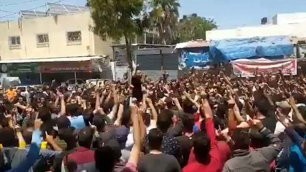 במהלך ההלוויה - רקטות שוגרו, המשתתפים הריעו הלוויתו של חוסאם אבו הרביד