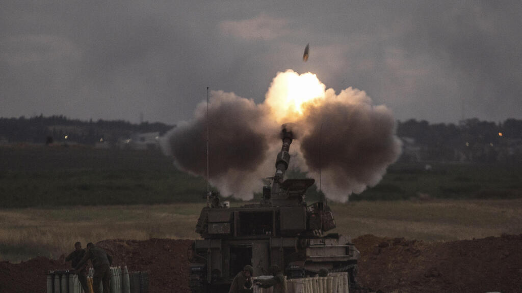 IDF artillery fires shells at Gaza on Saturday (Photo: AP) טנקים ירי ארטילרי גבול רצועת עזה