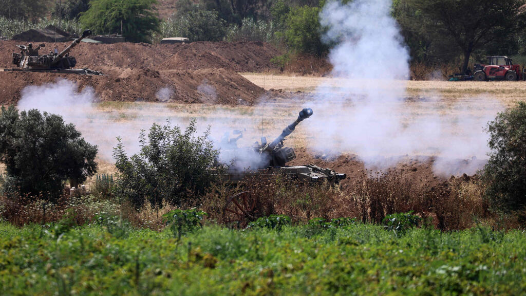 ירי ארטילרי בגבול רצועת עזה (צילום: AFP) טנקים ירי ארטילרי גבול רצועת עזה