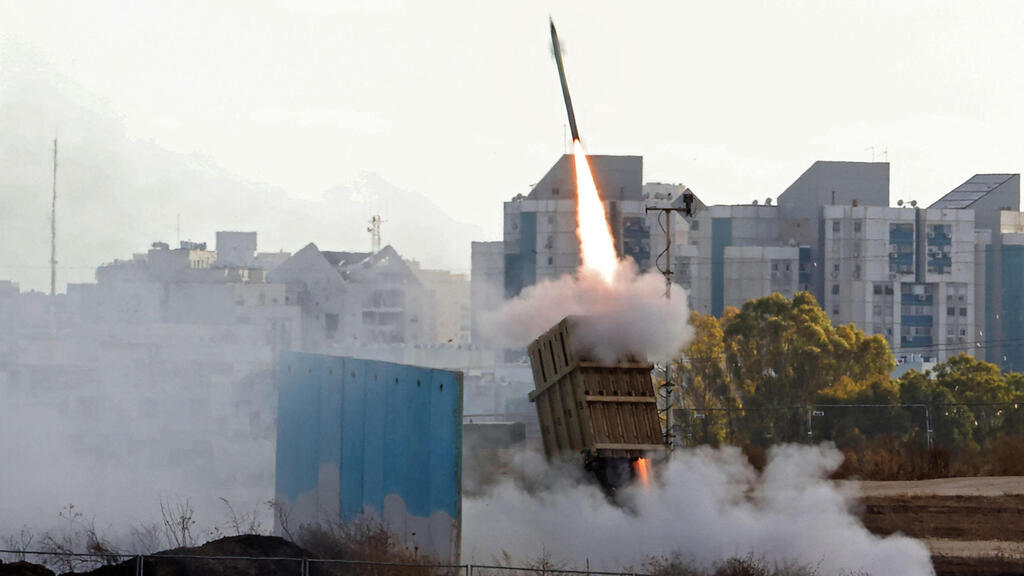 שיגור מסוללת כיפת ברזל (צילום: AFP) יירוט יירוטים כיפת ברזל מבצע שומר החומות מבצע שומר חומות