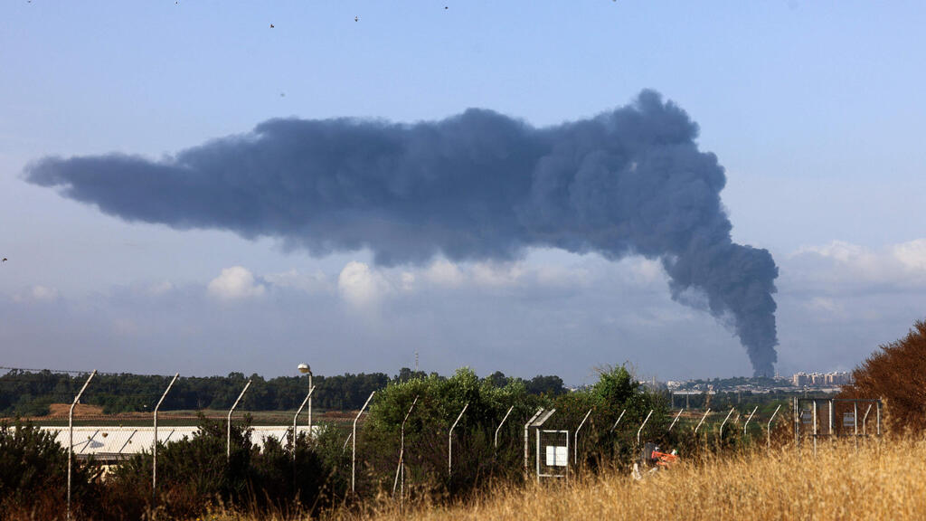 שריפה בעזה בעקבות תקיפות חיל האוויר (צילום: AFP) שריפה בעזה תקיפה תקיפות חיל האוויר צה"ל מבצע שומר החומות טרור חמאס עשן אש