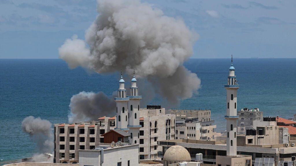 תקיפת צה"ל סמוך לחוף הים בעזה (צילום: AFP) תקיפות צה"ל בעזה