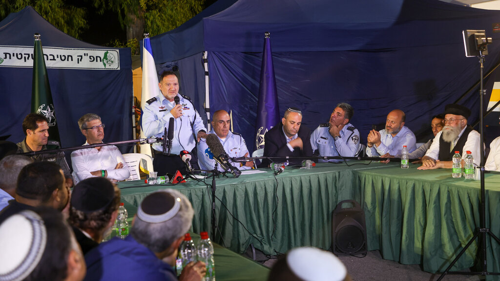 המפכ"ל במפגש בלוד
(צילום: יריב כץ) הצהרה של מפכ"ל המשטרה, רנ"צ יעקב שבתאי, מפקד מחוז מרכז, ניצב משה ברקת, מפקד מג"ב, ניצב אמיר כהן בעקבות המתיחות עם המגזר הערבי