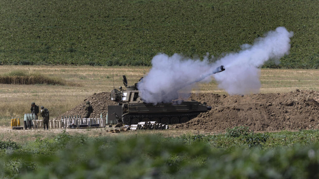 Artillery batteries fires shells at targets in the Gaza Strip on Tuesday (Photo: AP) גבול רצועת עזה