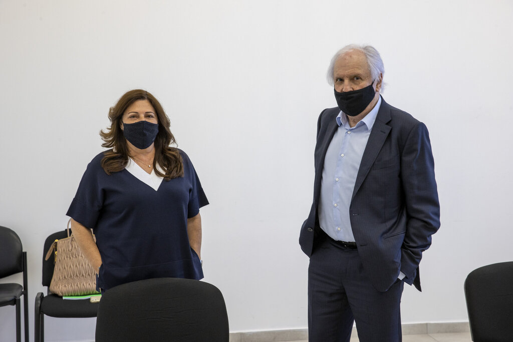 שאול ואיריס אלוביץ' בבית המשפט